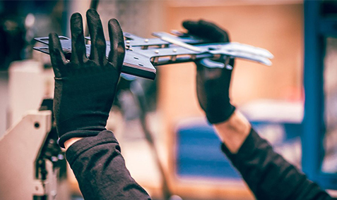 Ein Teil wird begutachtet