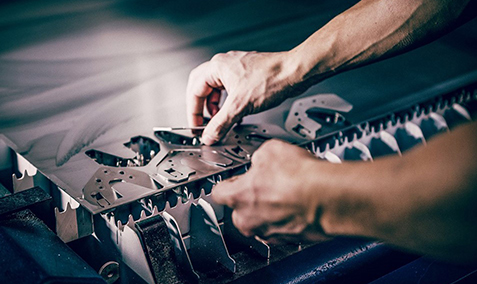 Ein Frästeil wird aus der Form gelöst