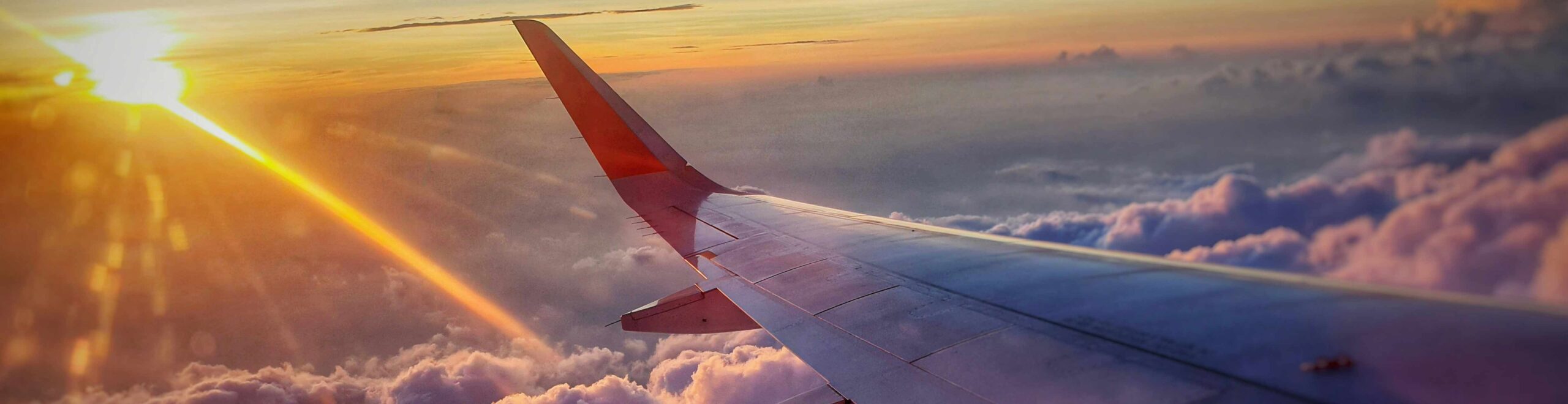 Anblick aus dem Flugzeug auf den Flugzeugflügel